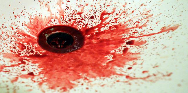 krev v umyvadle