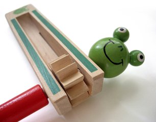 dřevěná hračka žába