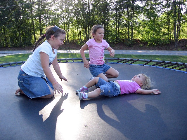 tři dívka na trampolíně.jpg