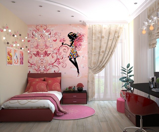 fialový dětský pokoj grafika na zdi postel