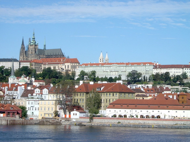 pohled z břehu Vltavy na Pražský hrad
