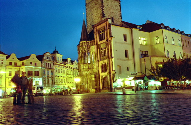 noční Praha pohledem ze země